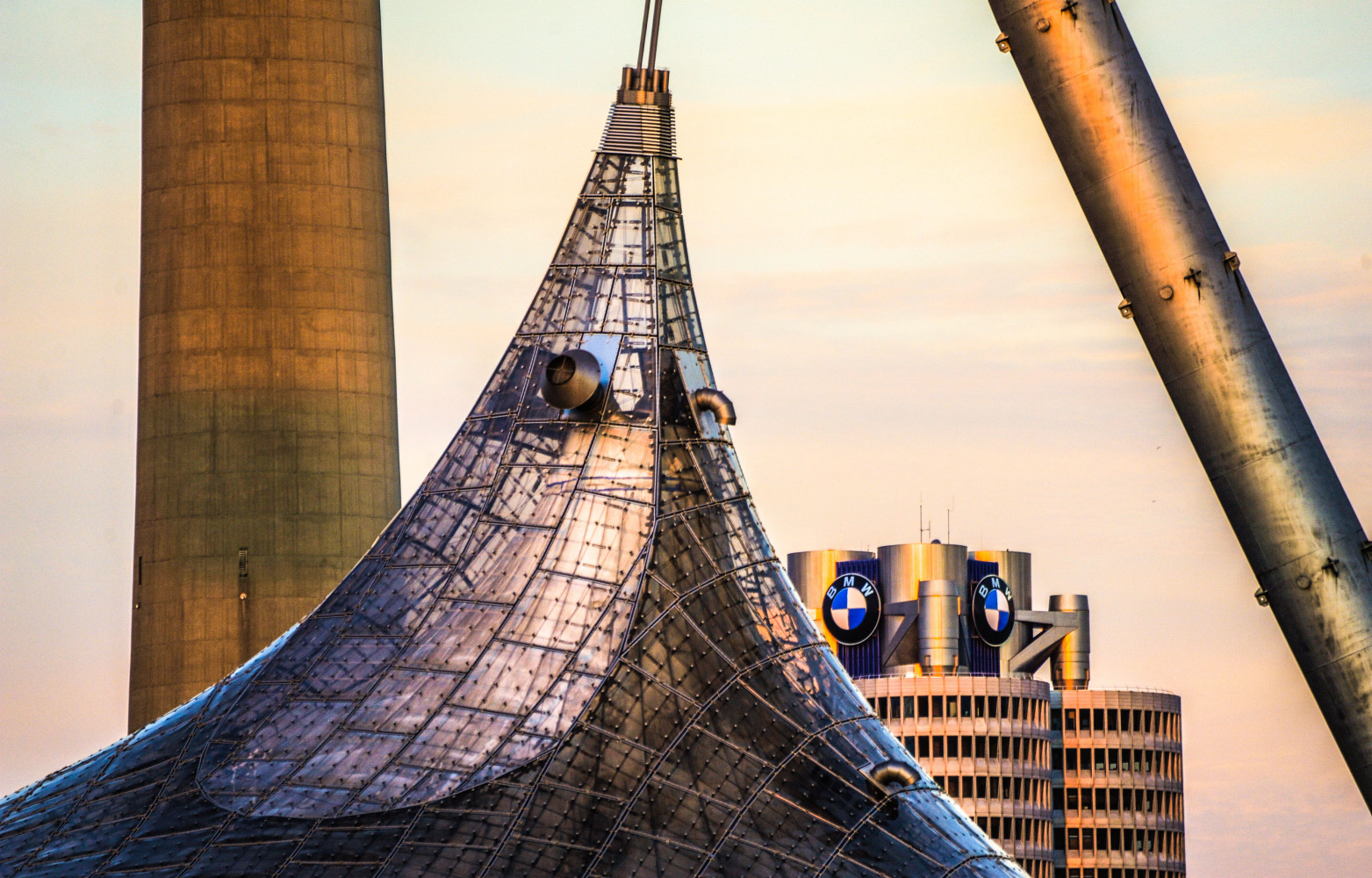 Le toit du stade Olympique dialogue avec celui du siège de BMW signé Karl Schwanzer.