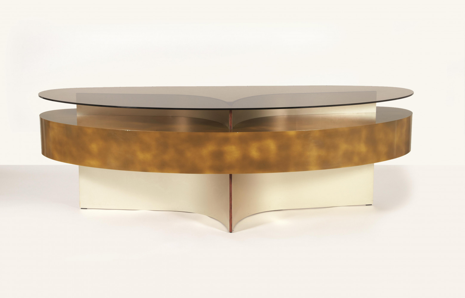 Bureau de direction aux courbes seventies.