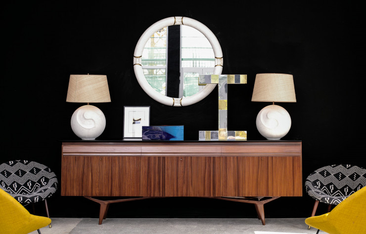 La lampe en I de Paul Evans est posée sur une enfilade vintage italienne, entourée de lampes boules en platre françaises des années 1940. Miroir de Maitland Smith, boîte à cigares, de Peter Zimmermann (Gabriel & Guillaume, 2014).