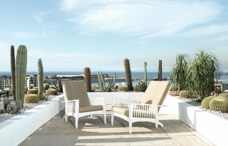 Sur la terrasse, fauteuils vintage « Maurice ».