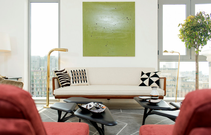 Canapé 50, table basse Borghese de Noe Duchaufour Lawrance, tableau de Jean Boghossian et céramiques Livia Gorka, (Hongrie, années 50). Tapis The Rug company.
