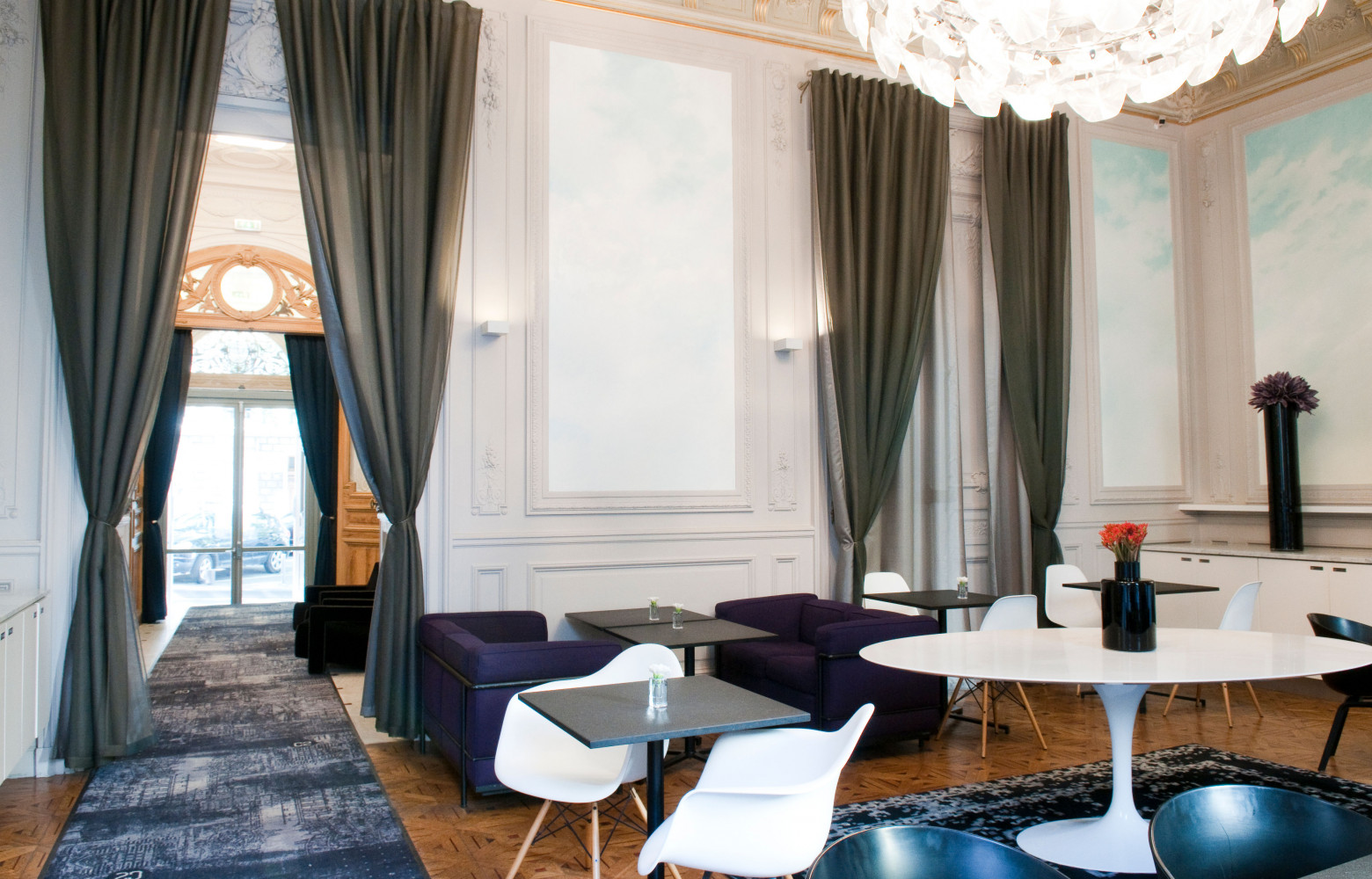Dans le lobby, le mobilier vintage signé Eames ou Saarinen domine…