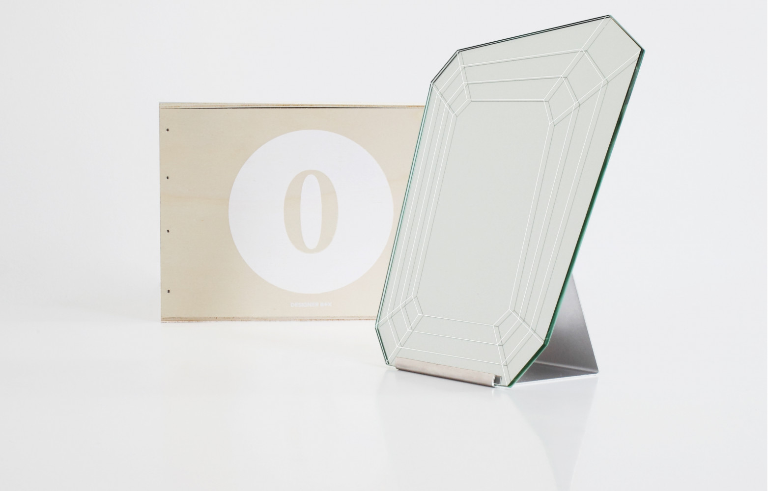 N°0. Miroir Girl’s best friend de Sam Baron. Le premier objet que les abonnés ont reçu, c’était...