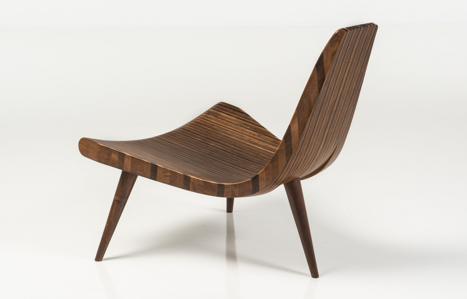 Chaise tripode à pied compas Cadeira de 3 pés de Joaquim Tenreiro (1947).