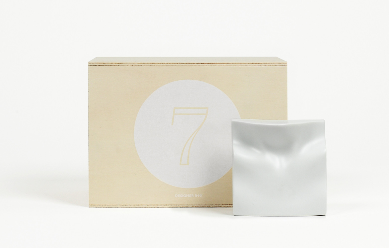 N°7 : Petit buste en porcelaine Empreinte de Noé Duchaufour-Lawrance. Le numéro 7, poétique, nous met dans...