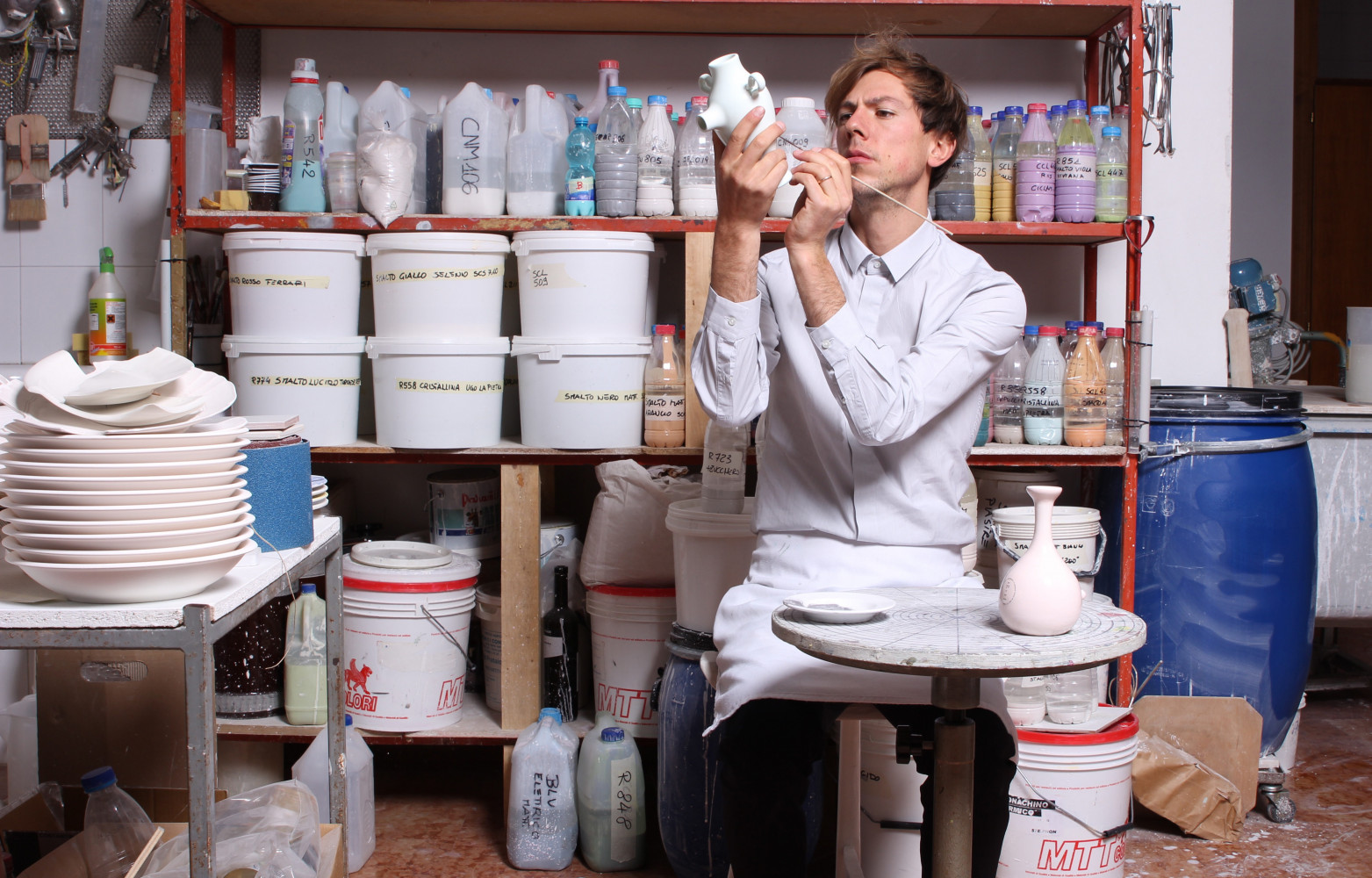 L’aura de légère dinguerie qui émane de cette photo shootée dans l’atelier de Matteo Cibic à Vincenza...