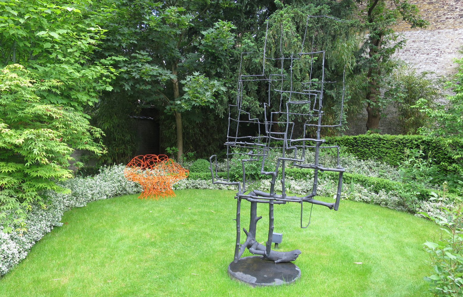 Dans le jardin, friction tonique entre art et design. Au premier plan, les Modified Branch de l’artiste...
