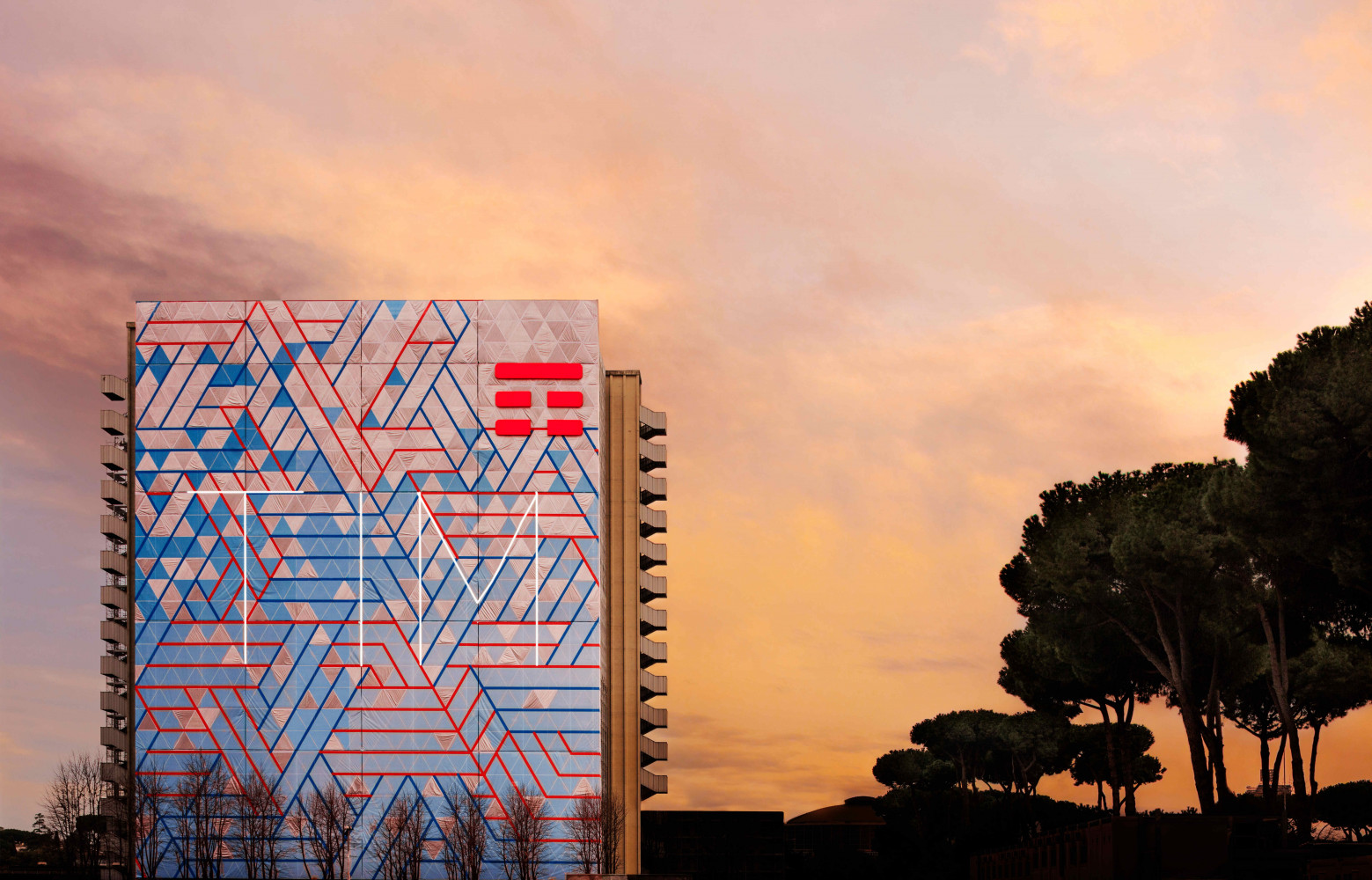 Cette année, Matteo Cibic a signé à Rome une installation XXL dans le quartier EUR. Le designer...