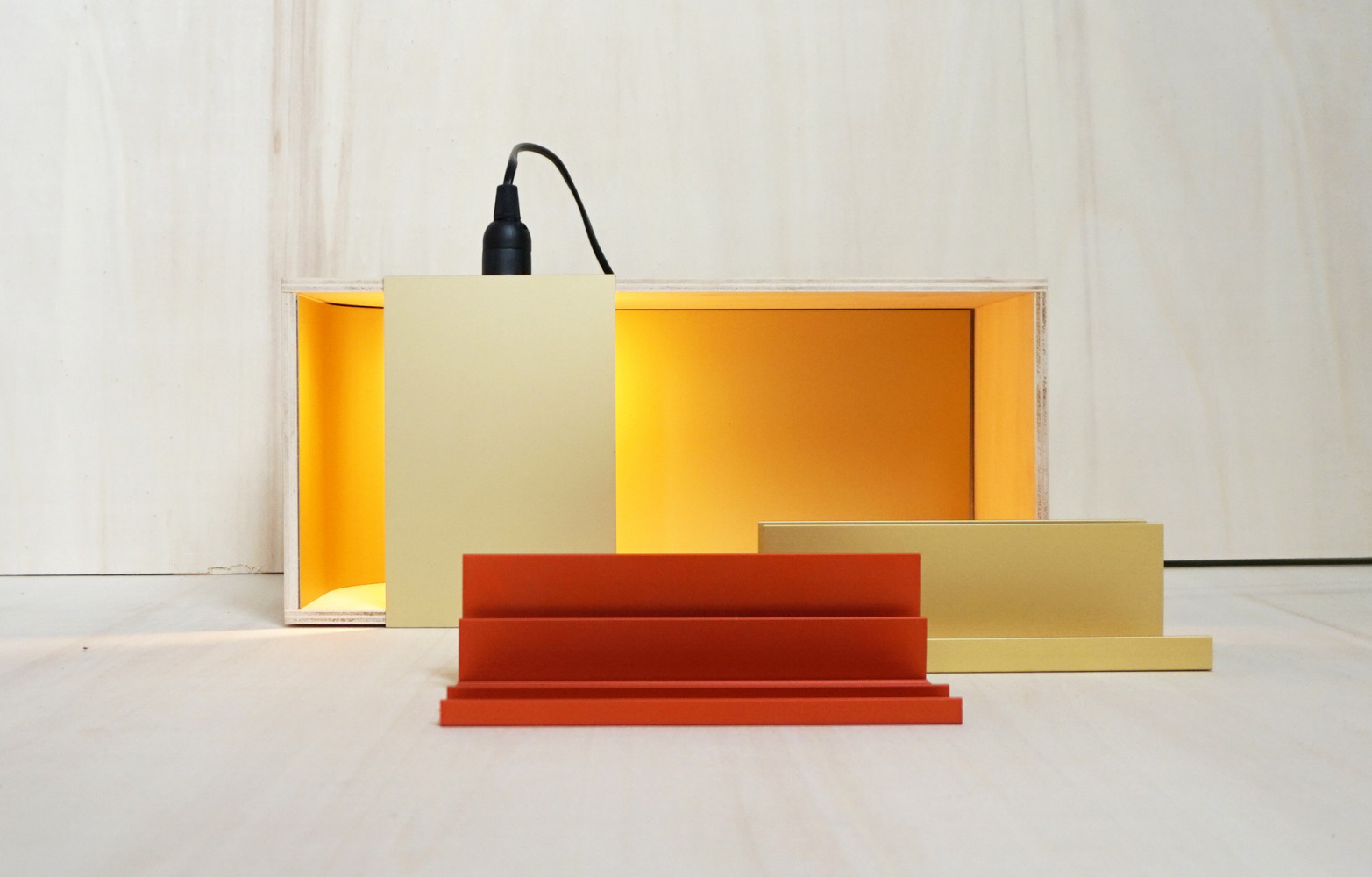 Prendre la première version du rangement de bureau de Pauline Deltour et l'associer à la lampe-boîte de...