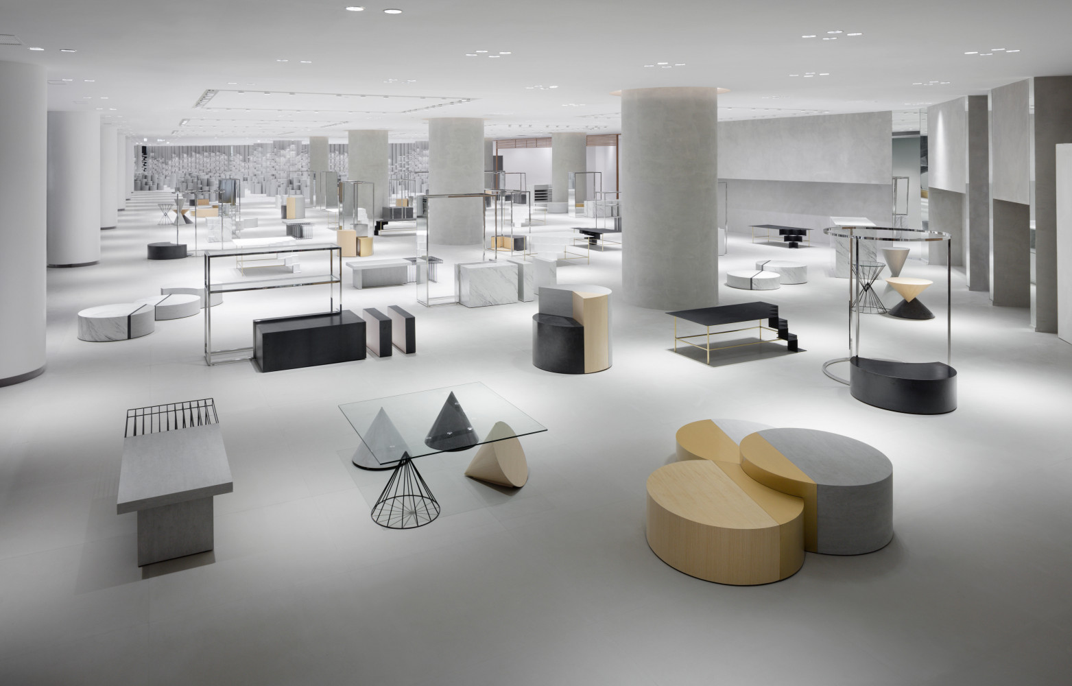 Côté boutique de mode, l’agencement rappelle les expositions du designer. Tout le mobilier est posé avec toujours...