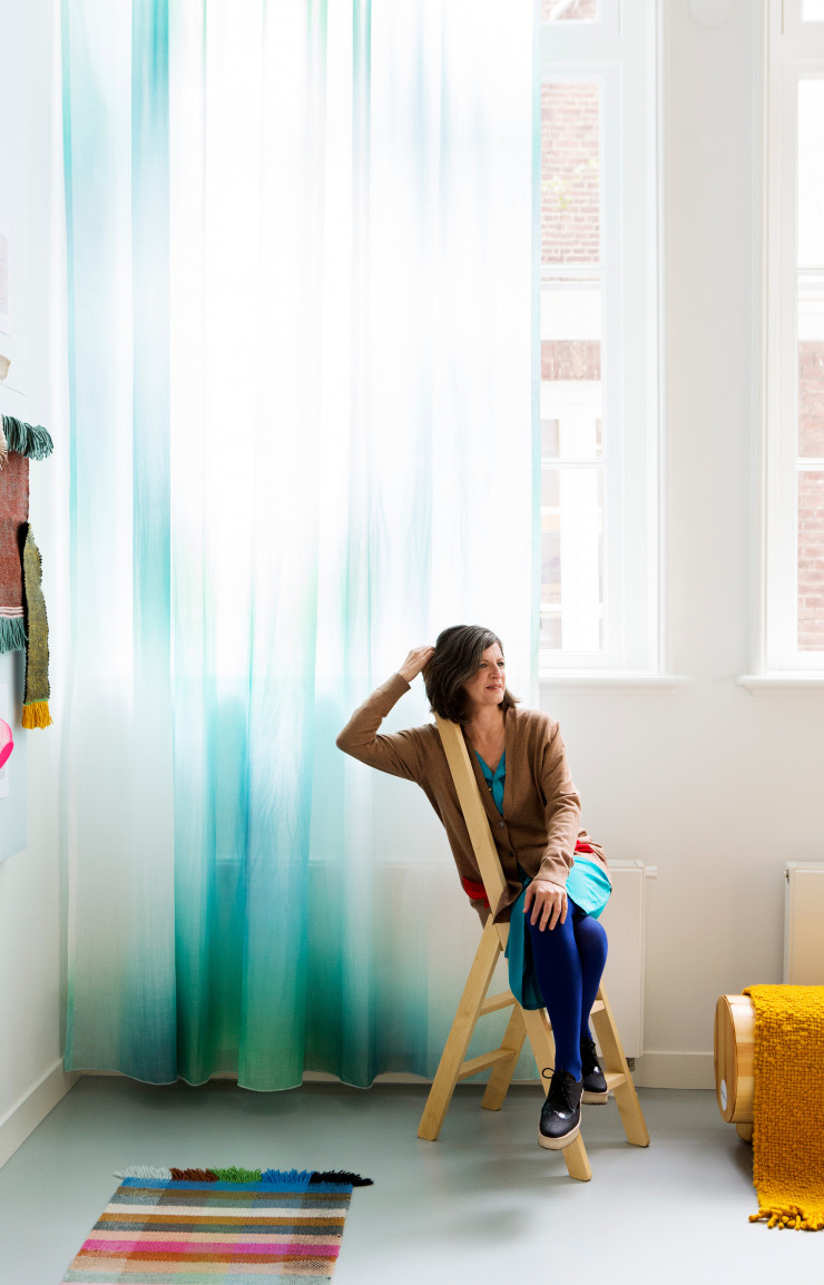 Au mur comme au sol, il n’est question que de fil, de couleurs, de tissage… Hella est là pour initier et avaliser.