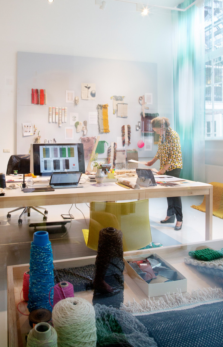Bras droit d’Hella depuis quinze ans, Edith Van Berkel s’est installée à Amsterdam pour seconder la designer chez Daskina.