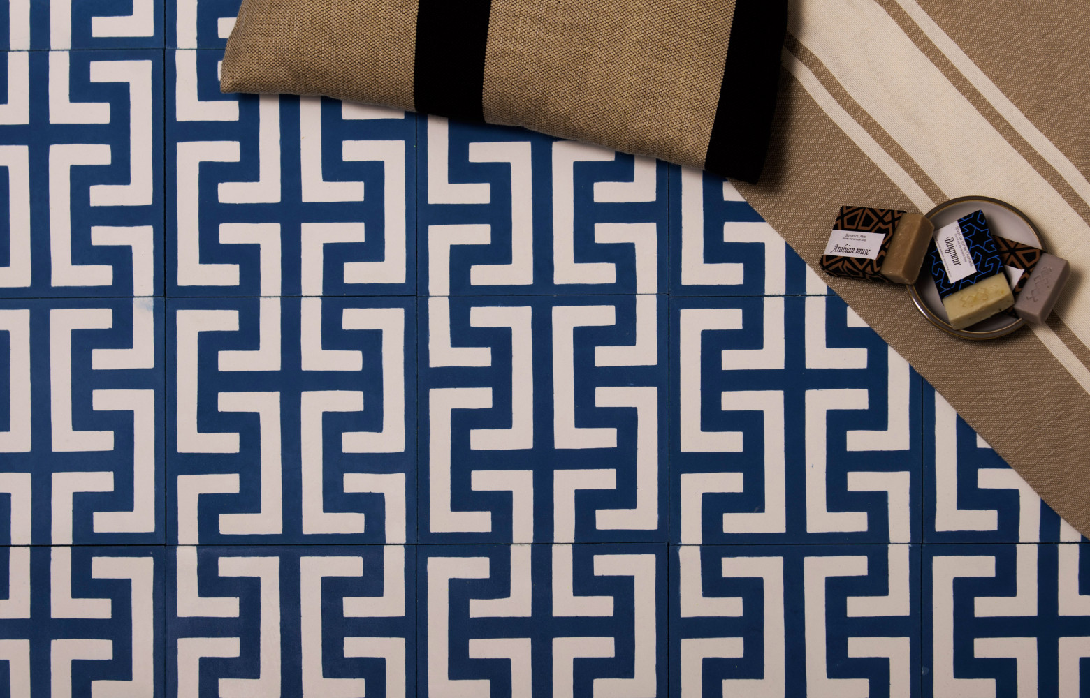 Carreaux de ciment de fabrication artisanale, motif « Kasbah », 20 x 20 cm, Bahya.
