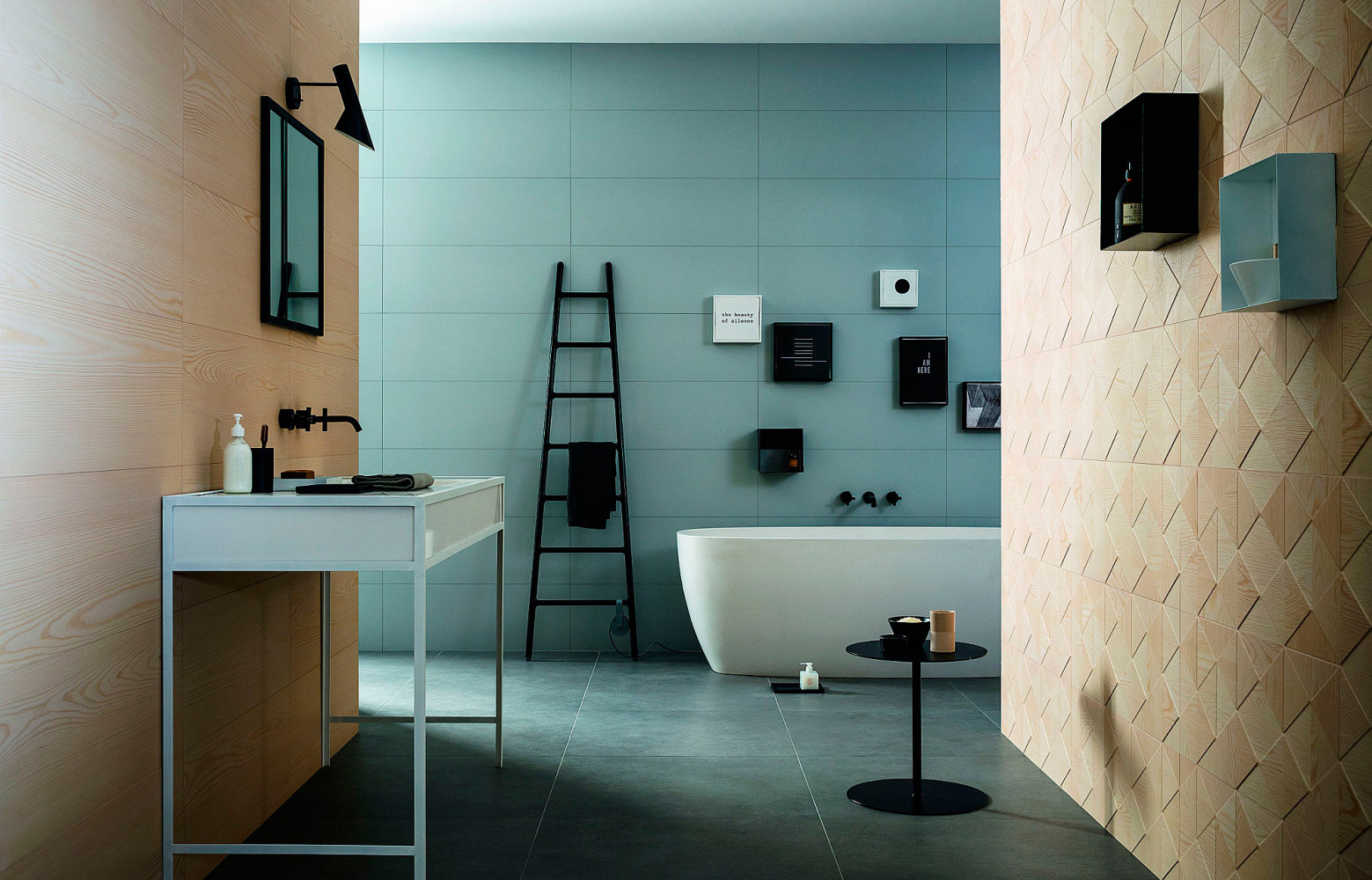 Motif « Nordic Wood » inspiré du mélèze de Sibérie, finition semi-mate, 32 x 89 cm, Marazzi.