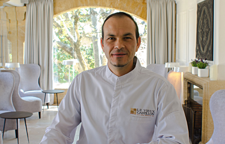 Le chef Damien Babillaud a fait ses classes à l’international, mais est aussi passé par L’Oasis, des frères Raimbault, à Mandelieu- la-Napoule, Le Carlton, à Cannes, et Le Château de la Messardière, à Saint-Tropez. Au Vieux Castillon, il s’inspire du terroir local.