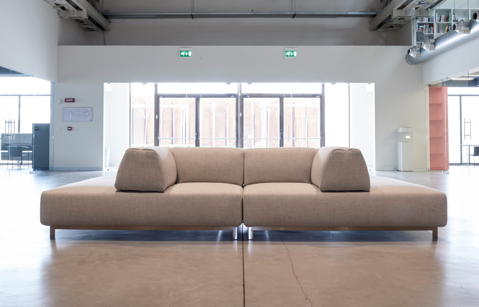 À la Fondation Pirelli HangarBicocca, à Milan, Lissoni discret avec ses créations Living Divani.