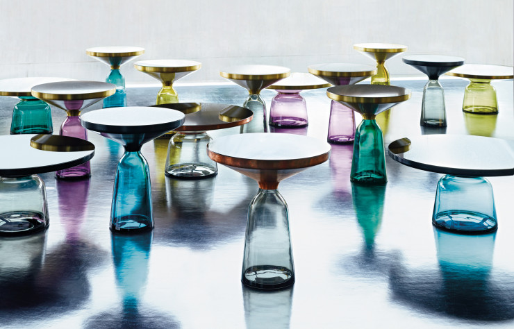 Parmi d’autres, une récente version en verre bleu Montana de l’iconique table « Bell » (ClassiCon) avec un plateau en métal bronze foncé.