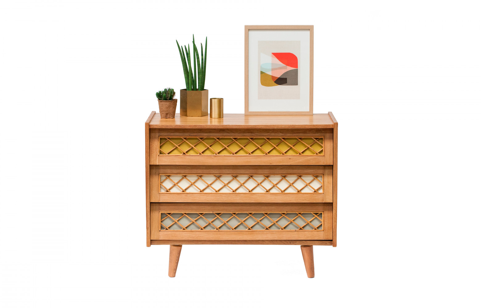Petite commode vintage : structure en chêne et croisillons en rotin, 580 €. Rien à Cirer.