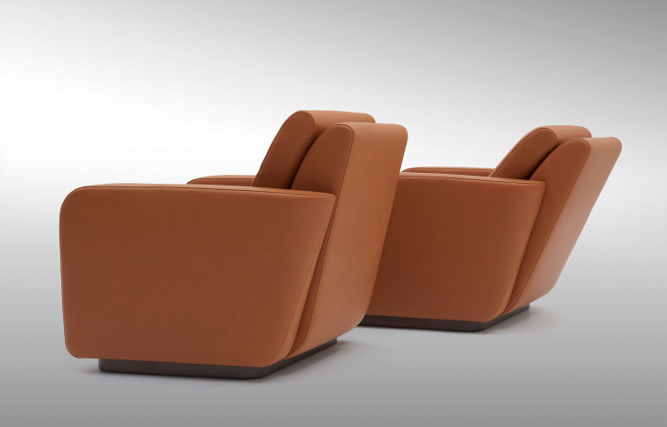 Le fauteuil en cuir « P02 », édité par Fendi Casa, se distingue par ses lignes rigoureuses adoucies par l’inclinaison de son dossier et ses arrondis en bout d’accoudoirs. En privilégiant un confort aussi physique que visuel, le mobilier de Guglielmo Ulrich annonce dès les années 40 le style des « fifties ».