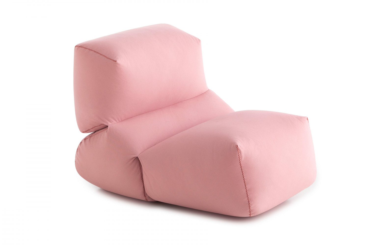 Le fauteuil "Grapy", dessiné par Kensaku Oshiro (Gan by Gandia Blasco), épouse naturellement la ligne du corps...