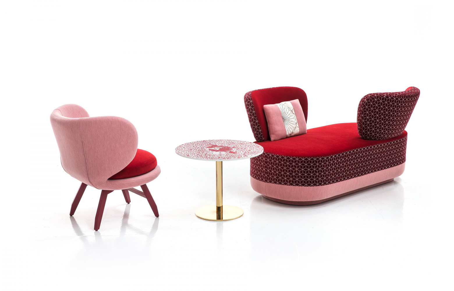 Fauteuil, table basse, méridienne... Edward Van Vliet complète sa collection "Sushi" pour Moroso. Éclectique, original, décoratif... son...