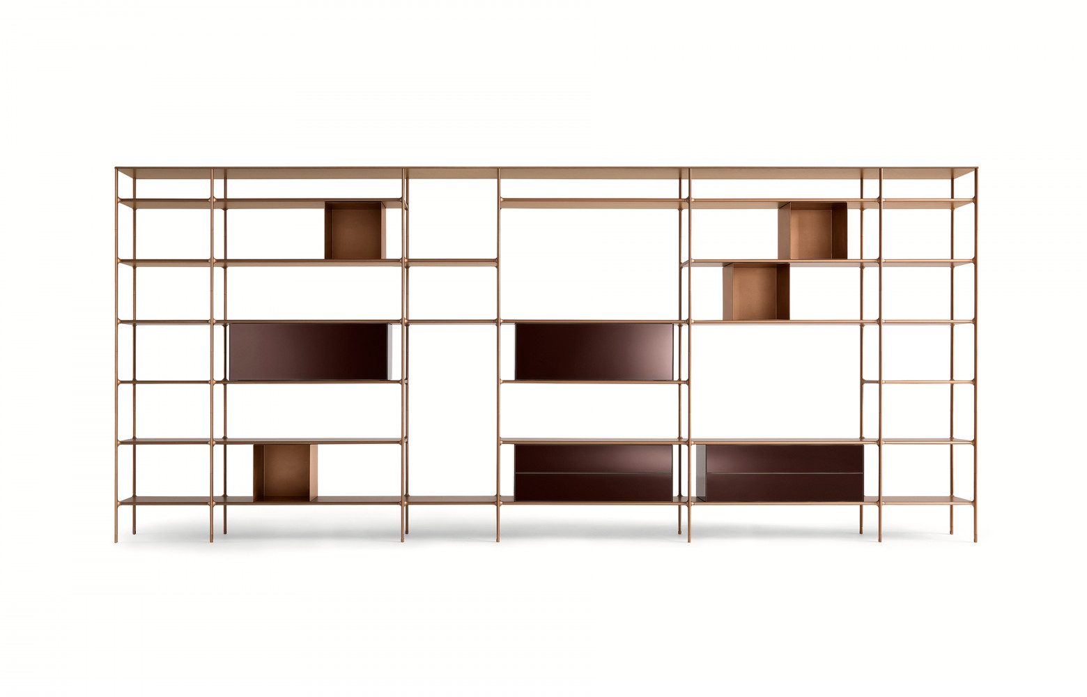 Entièrement en aluminium, le système modulaire de la bibliothèque "Wind", de Giuseppe Bavuso (Rimadesio), affiche une esthétique...