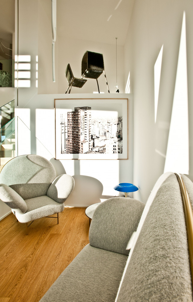 Au mur, photo "Luz", de Marco Maria Zanin. Fauteuil Stay, de Nika Zupanc (Sé for London). En...