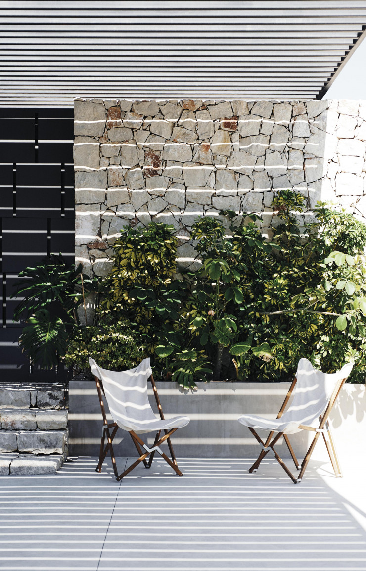 Vus de la cuisine, les murs de pierre sèche locale rappellent la tradition mais sans folklore. C’est le cas des « Tripolina Folding Chairs » d’Eligo, de jeunes designers milanais proartisanat qui militent pour toute la modernité qu’on peut en tirer. Le tout sur fond de verdure plantée sans faire jardin.