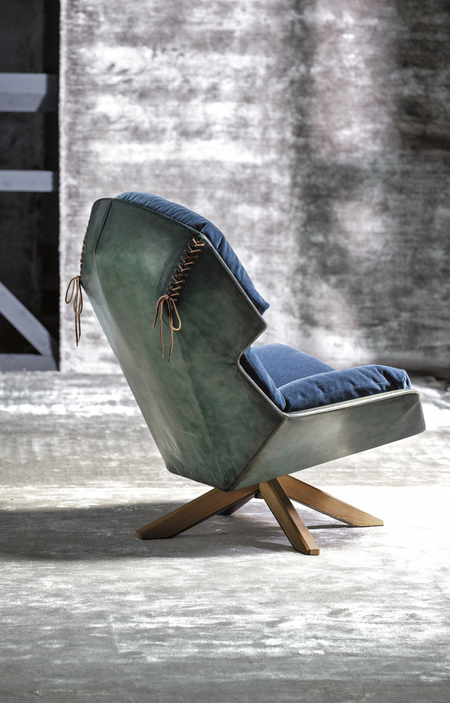 Fauteuil "Clarissa", design Patricia Urquiola (2014), recouvert de cuir Santoni Blue Green, tissu Kvadrat "Haakon".