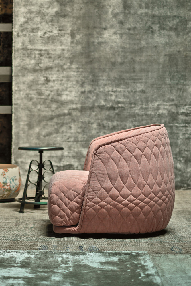 Fauteuil "Redondo", design Patricia Urquiola (2010), tissu "Kvadrat Remix". Pouf "Fjord", de Patricia Urquiola (2002), assise en...