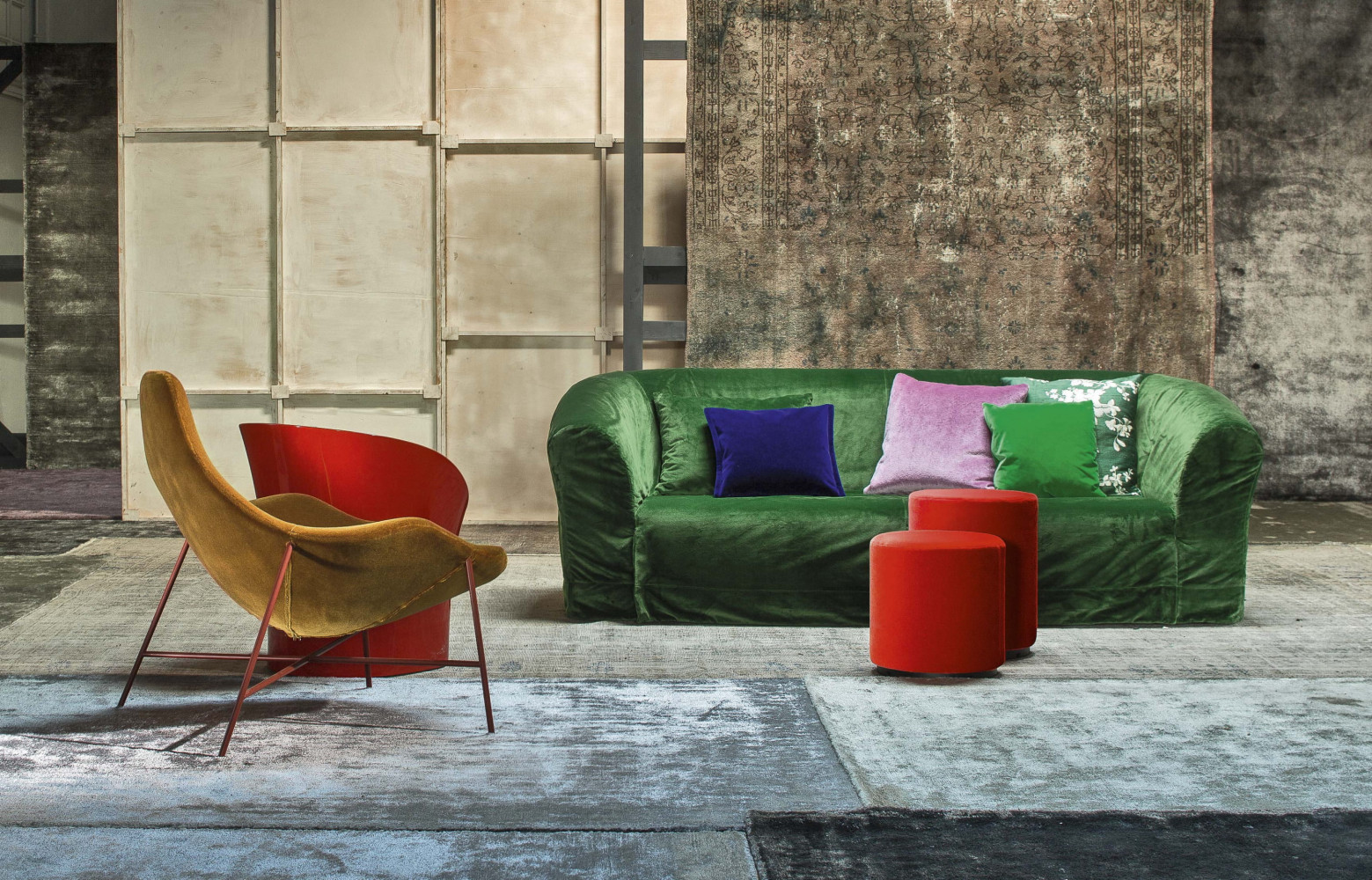 Canapé "Print", design Marcel Wanders (2005), tissu Rubelli "Martora Smeraldo". Coussins "Gentry", tissu Kvadrat "Haakon" ; coussins...