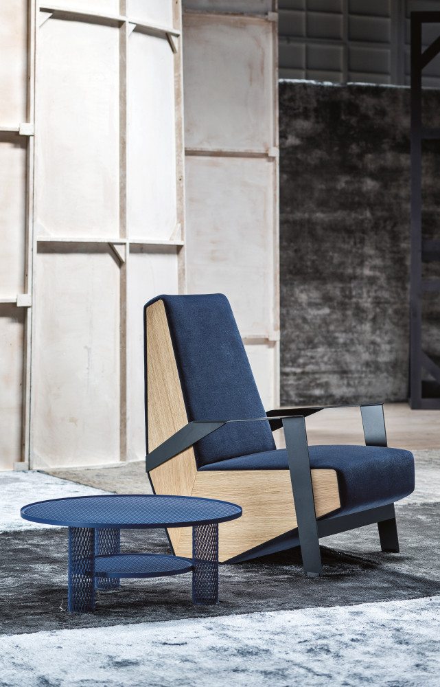 Fauteuil "Silver Lake", design Patricia Urquiola (2010), tissu Kvadrat "Haakon", structure en chêne naturel. Petite table "Net",...