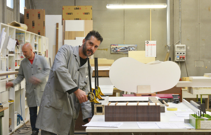 Dans cette section de l’usine, le sur-mesure prend toute sa dimension, grâce à l’équipe qui réalise des découpes et des formes spéciales.