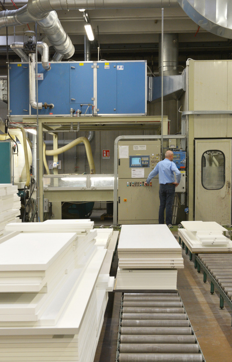 La laque est produite à la carte, dans de nombreux coloris mats ou brillants. Selon la quantité, la peinture est passée à la main ou par une machine.