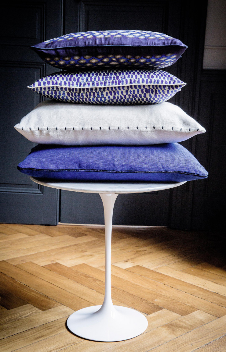 Collection de coussins confectionnés en coton, soie ou lin, unis ou imprimés, bordés d’un passepoil ou brodés (modèles « Springs », « Soria » et « Veda »).