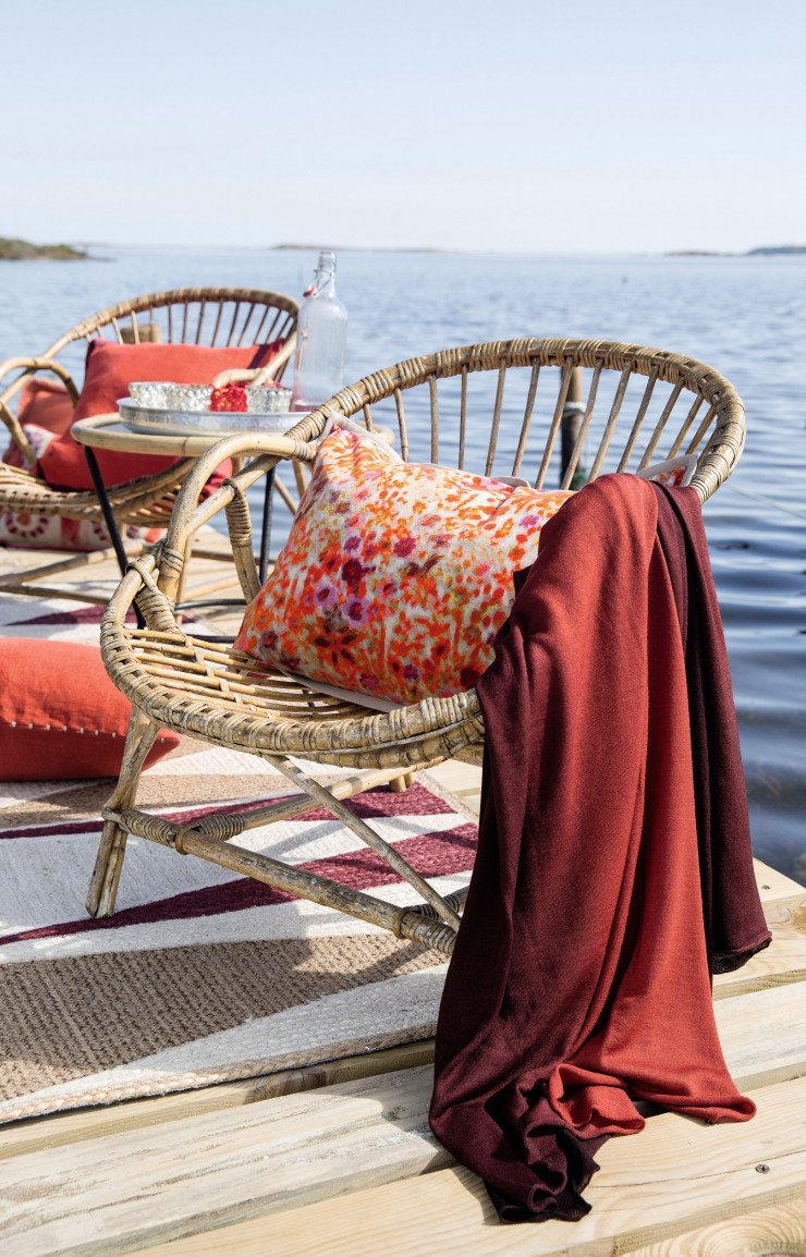 Coussin « Miami » en velours de coton stonewashed, bordé d’un biais.