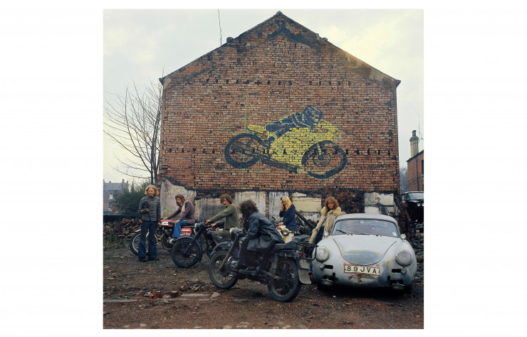 « Kingston Racing Motors, dimanche, printemps 1975, 16h », Olinda Terrace, Leeds, de Peter Mitchell.