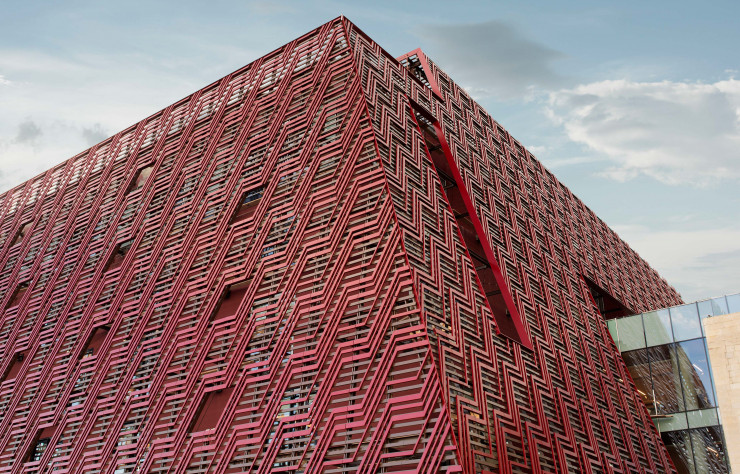 À Beyrouth, Aïshti, le projet architectural de l’entrepreneur-collectionneur libanais Tony Salamé, commandé à l’architecte britannique David Adjaye, réunit espaces d’exposition dédiés à l’art et mall commercial.