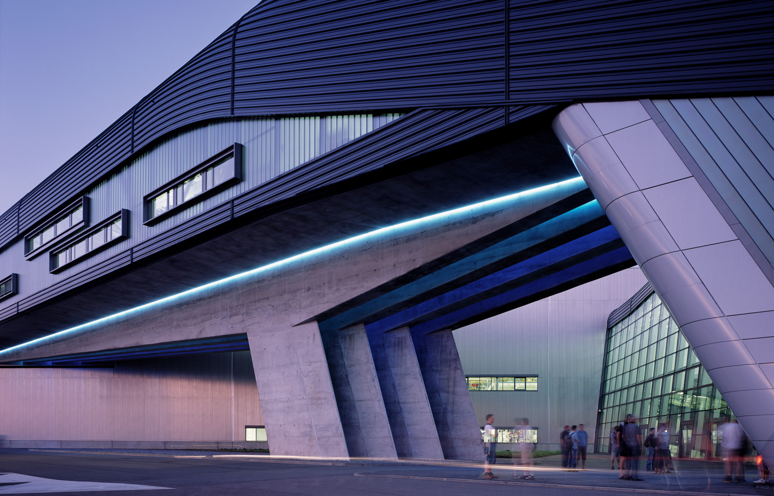 Réinterprétant de façon radicale les codes du bureau traditionnel, ce bâtiment conçu pour BMW à Leipzig a...