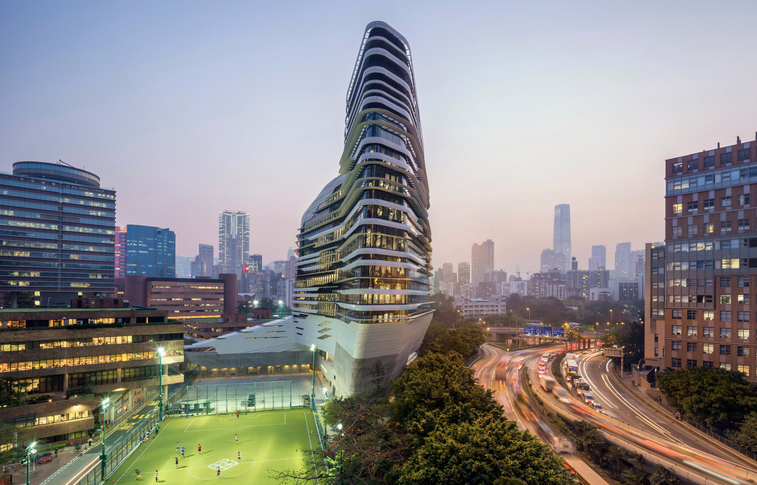 Tel un millefeuille architectural, la Jockey Club Innovation Tower a été conçue pour accueillir des étudiants en...