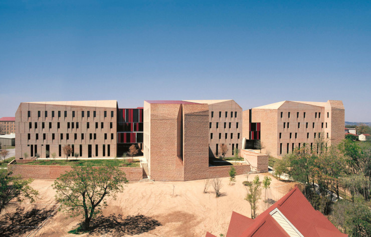 À ce jour, la résidence étudiante de l’université St. Edward, située à Austin (2008), est la seule réalisation américaine d’Aravena. Sur 30 000 m2, le bâtiment joue la carte de l’austérité dans son enveloppe de brique uniforme, alors qu’une cour intérieure dévoile la richesse spatiale de la composition.