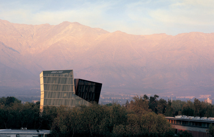 Les tours siamoises imaginées par Alejandro Aravena en 2005 ont été conçues pour l’université catholique du Chili, client principal de l’architecte. Une tour de verre lui avait été commandée, mais il estimait que le matériau était inapproprié au climat. Il a donc répondu par un bâtiment énergétiquement performant, mis à distance d’une enveloppe en verre. Entre les deux, l’air circule et rafraîchit l’ensemble.
