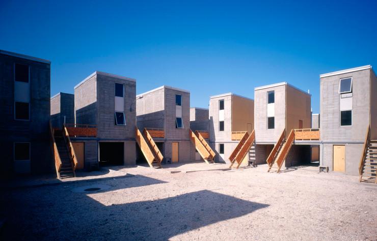 Alejandro Aravena a forgé sa réputation d’architecte engagé avec le projet « Quinta Monroy », développé à Iquique, au Chili, pour résorber l’habitat insalubre. Le principe ? Bâtir des demi-maisons que les habitants peuvent ensuite compléter au gré de leurs finances. Véritable recette, le concept a été répété à plusieurs milliers d’exemplaires.
