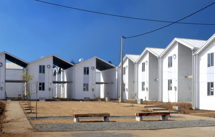 Alejandro Aravena a forgé sa réputation d’architecte engagé avec le projet « Quinta Monroy », développé dans le quartier de Villa Verde à Constitución, au Chili, dévasté par un tsunami en 2010, pour résorber l’habitat insalubre. Le principe ? Bâtir des demi-maisons que les habitants peuvent ensuite compléter au gré de leurs finances. Véritable recette, le concept a été répété à plusieurs milliers d’exemplaires.