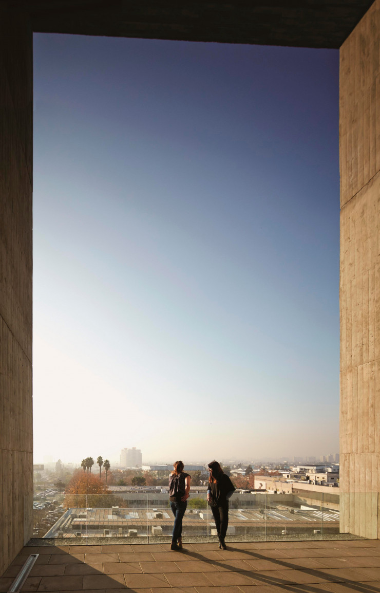 À Santiago, au Chili, l’Innovation Center UC-Anacleto Angelini (2014) prend la forme d’un spectaculaire monolithe de béton aux accents brutalistes. Sur 14 étages, il s’organise autour d’un atrium central et ménage de nombreux espaces ouverts pour une ventilation naturelle du bâtiment.