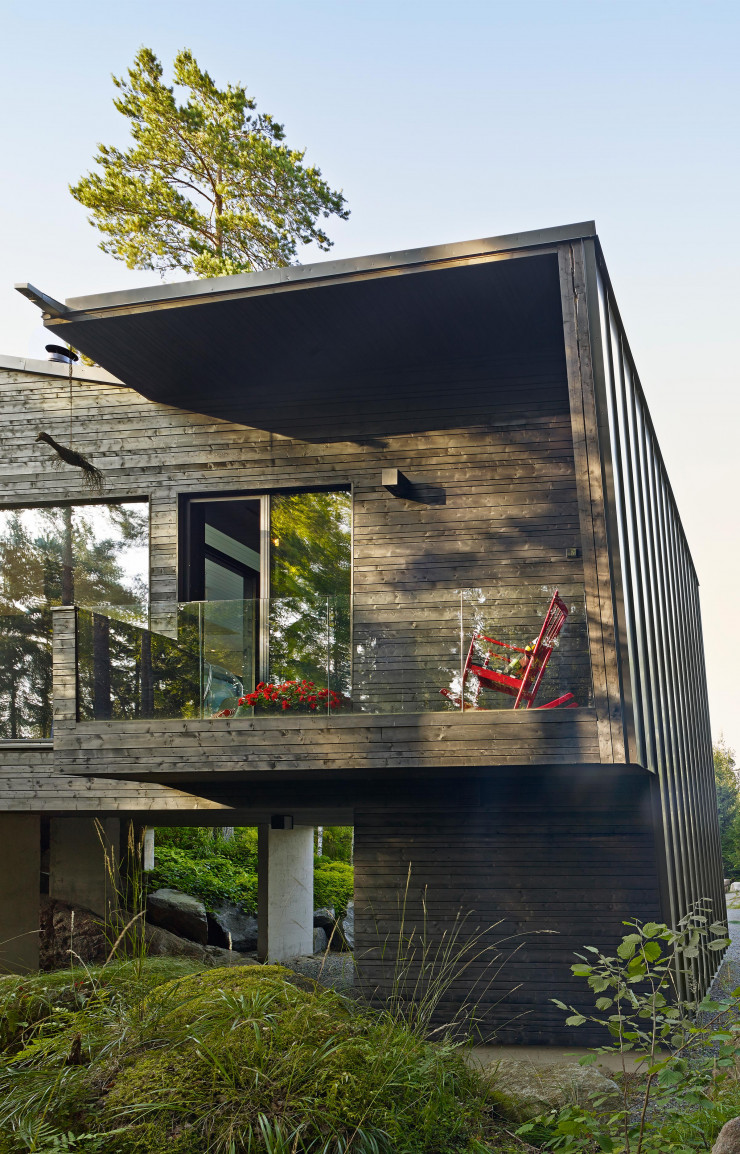 Les façades, en panneaux de bois irréguliers enduits de goudron, donnent à la maison des allures de rocher noir multifacettes.