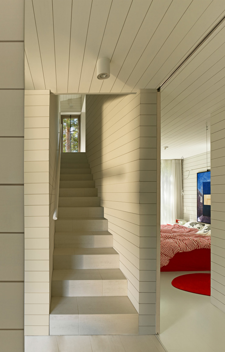 Adjacent à la chambre parentale, l’escalier conduit vers le petit salon et la chambre d’amis avec sa salle de bains du niveau supérieur.