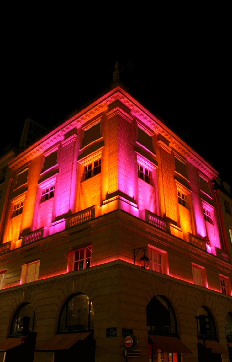 « Horizon persistant » (2008), de Nathalie Junod Ponsard, sur la façade de la maison Hermès, à Paris.