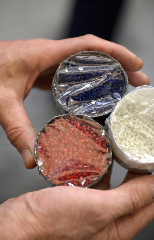C’est à partir de ces billes de polycarbonate, auxquelles s’ajoutent d’autres composants, que sont fabriqués une partie...