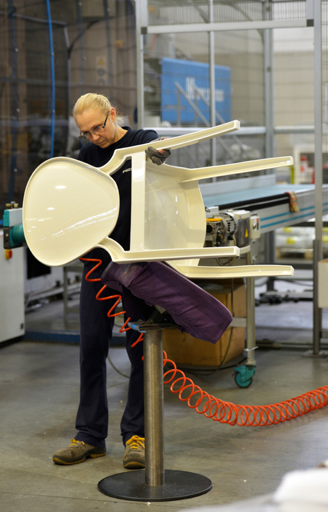 Chaque chaise produite passe entre les mains expertes des employés qui en assurent une finition parfaite.